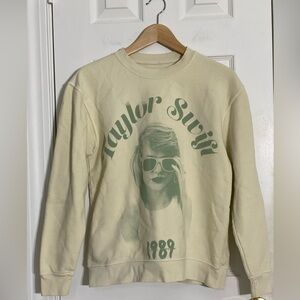 Taylor Swift 1989 TAYLOR’S VERSION FROM THE VAULT SWEATSHIRT Size SMALL GC